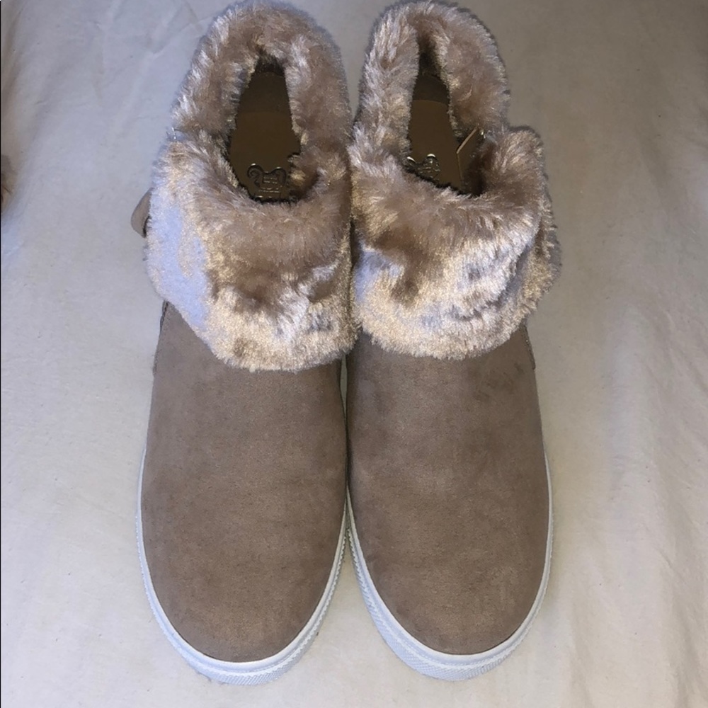 Tan fur wedge sneaker